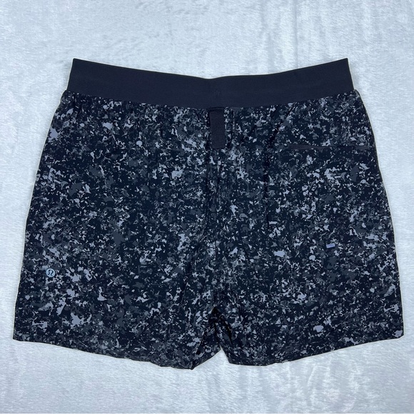 Lululemon LTT Print Shorts Large - Picture 2 of 4